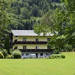 Strauss בית הארחה 3*