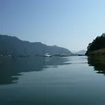 Strauss בית הארחה 3*